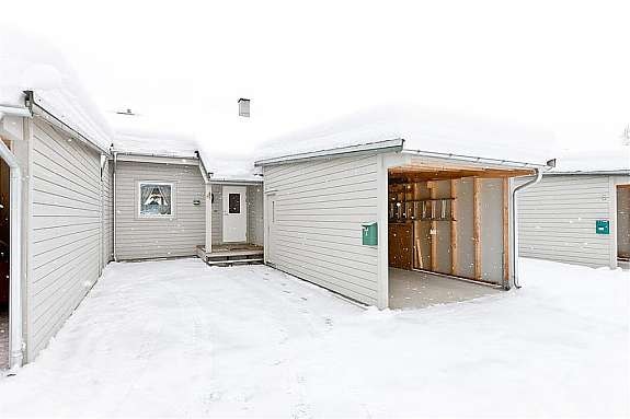 Inngangsparti med carport og bod Galleribilde