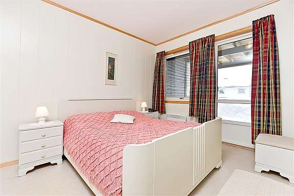 Soverom 3 med utgang til hage Galleribilde