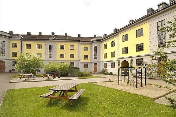 Sommerbilde av bakgården Galleribilde