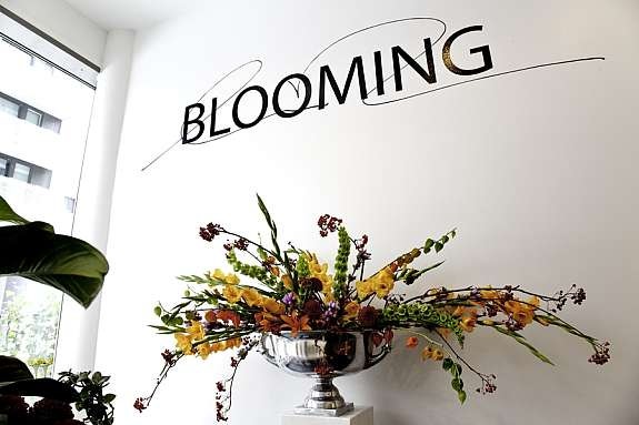 På Tjuvholmen finnes et utvalg av butikker og restauranter. Vi kan blant annet nevne Joker nærbutikk, Flex service som utfører rens, skomakertjenester og sying og Perry frisør.
Her fra blomsterbutikken Blooming. Galleribilde