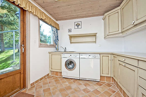 Stort vaskerom med utgang til hage Galleribilde