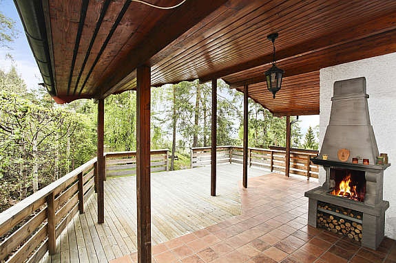 Stor terrasse med utepeis og gode solforhold. Galleribilde