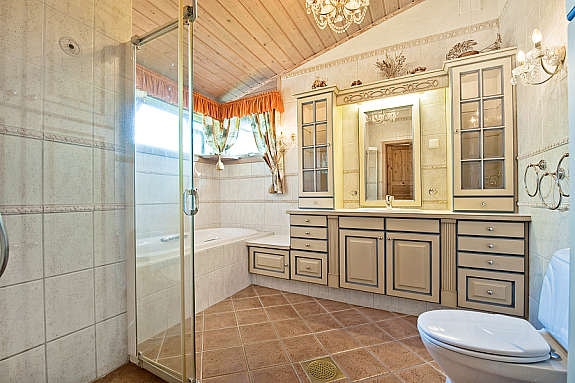 Hovedbad med spesialtilpasset Arthur Bonnet-innredning. Galleribilde