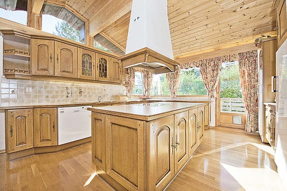 Kjøkken med mye skapplass og utgang til terrasse. Galleribilde