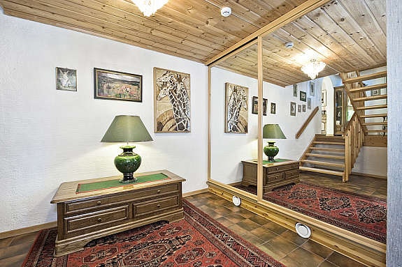 Entré/hall med stor skyvedørsgarderobe Galleribilde