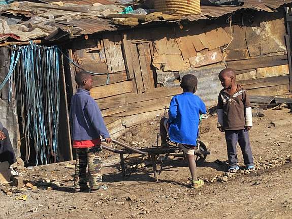 Nærmiljø - disse beboerne vil snart være fjernet, sammen med resten av slummen Galleribilde