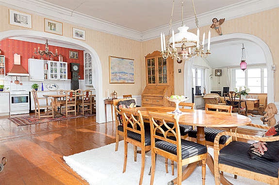 Hovedstue med tildels åpen løsning til kjøkken og dagligstue. Stor tradisjonell peisovn er sentralt plassert og gir god og lun varme på kalde dager. Inngang til solrik hagestue som er preget av store rutete vinduer mot vest. Galleribilde