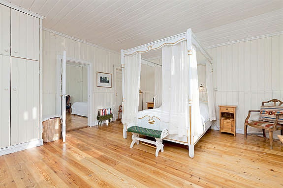 I 2 etasje er det 3 soverom, hvorav hovedsoverom har flott klebersteinsovn og utgang til vestvendt balkong. Med god takhøyde og nymalt panel på vegg og i tak, gir dette et sjarmerede inntrykk. Galleribilde