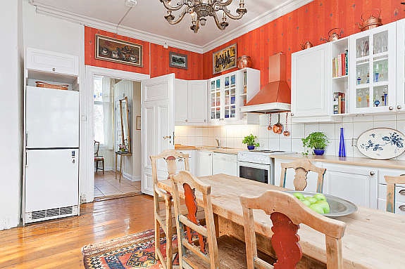 Stor deilig kjøkken med dør inn til gang mellom hall og kjøkken. I gang er det bad med gjestetoalett. Kjøkkenet har godt med benk -og skapplass og god plass til langbord. Et naturlig samlingspunkt for hele familien. Galleribilde