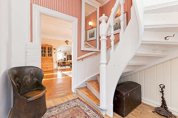 Pen og tiltalende entré med trapp opp til 2. etasje. Inn til vestre er det liten mellomgang med bad m/ wc. Entré og trapp er nylig malt, noe som gir er et delikat førsteinntrykk. Galleribilde