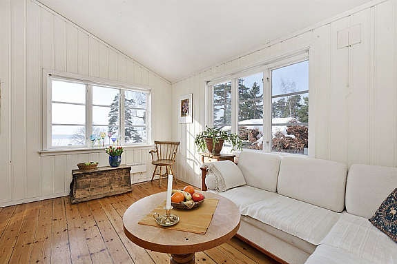 Sekundærboligen som i dag blir brukt til utleie. Tidliger var boligen inkludert i hovedhuset og det kan med enkle grep settes tilbake i opprinnelig stad. Boligdelen fremstår som meget lys og trivelig. Galleribilde