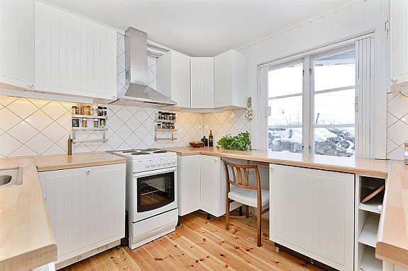 Foruten kjøkken har boligen romslig bad med dusj og wc, samt smart sengeløsning hvor skapseng indergret i bokhylle. Vedovn sentralt plassert. Galleribilde