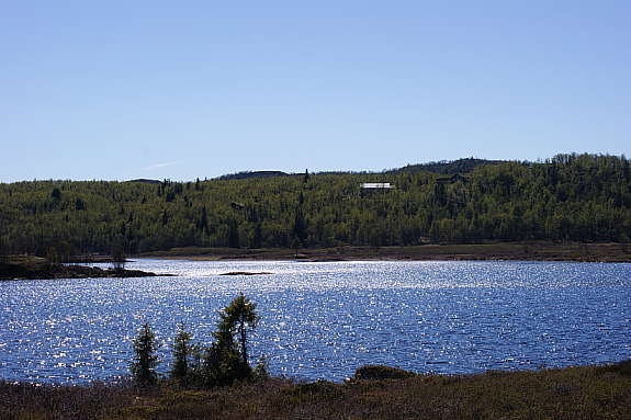 Briskerudtjernet med hyttefeltet i bakgrunnen Galleribilde