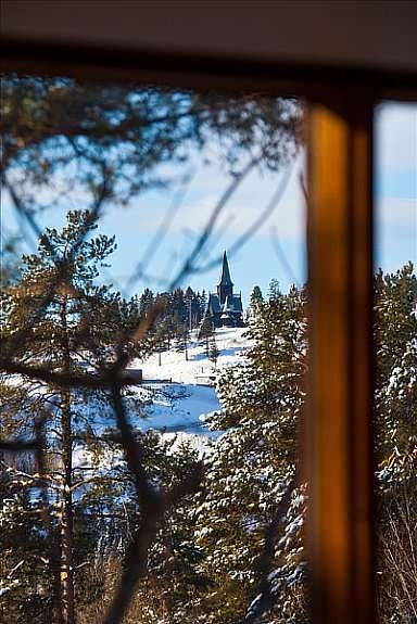 Utsikt fra 2. etasje mot Holmenkollen kapell Galleribilde