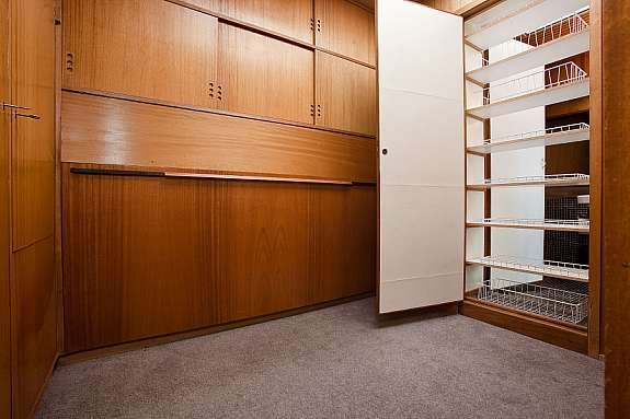 Kahytte med oppslått seng og gjennomgående skap til badet Galleribilde