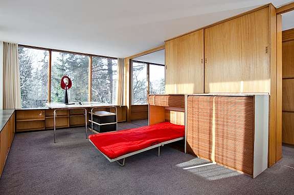 Soverom med utsikt mot hagen Galleribilde