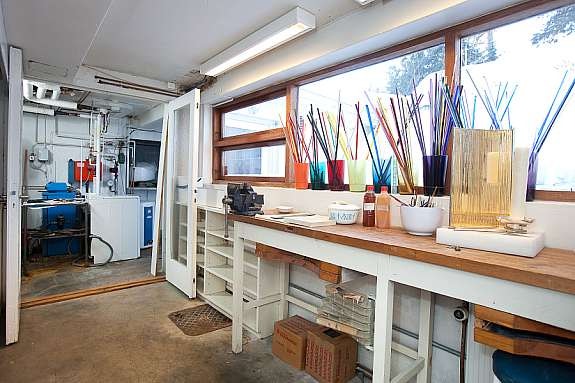 Grete Prytz Kittelsens verksted i kjelleren Galleribilde