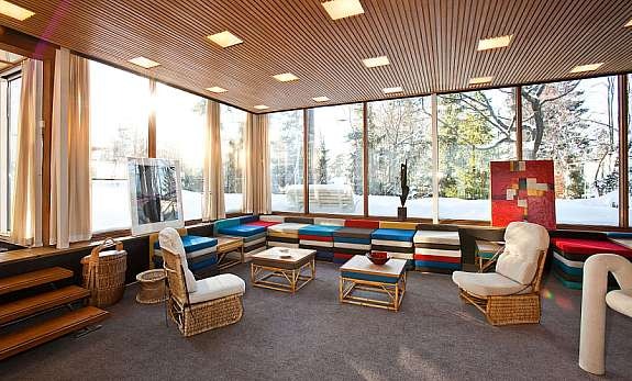 Stue med utsikt mot hagen Galleribilde