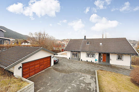 Inngangsparti og garasje Galleribilde