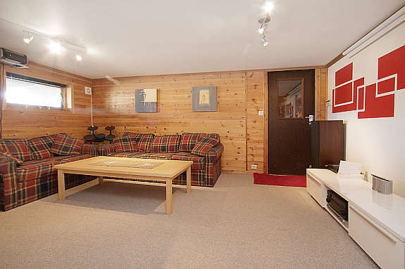 Kjellerstue med utg. til garasjen. Galleribilde