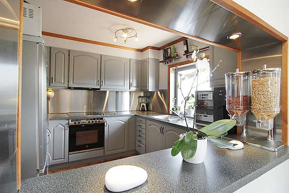 Kjøkken mot åpning mot spisestuen Galleribilde