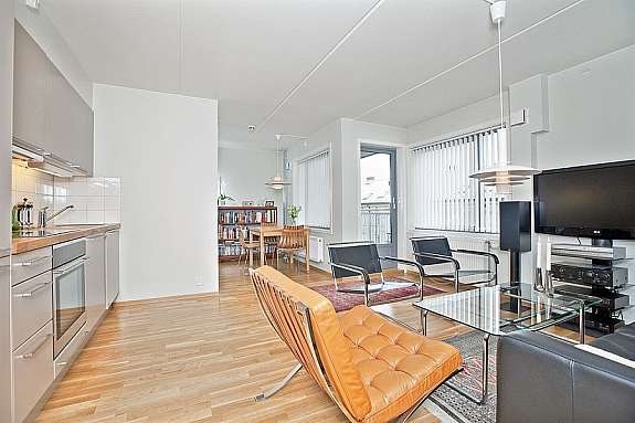 Lys og flott stue med åpen kjøkkenløsning og utgang til balkong.. Galleribilde