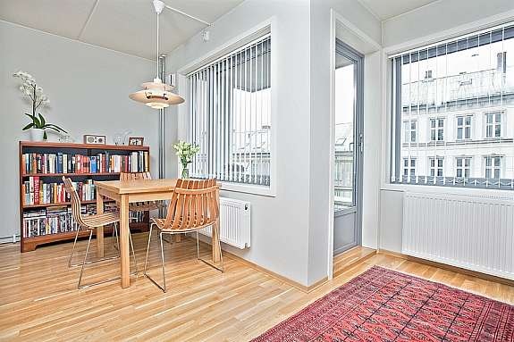 Stue - To store vinduer som gir mye lys i rommet. Alle vinduer i leiligheten kan åpnes. Galleribilde