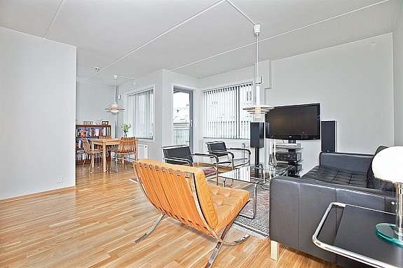 Lys og flott stue med plass til både sofagruppe og spisebord. Galleribilde