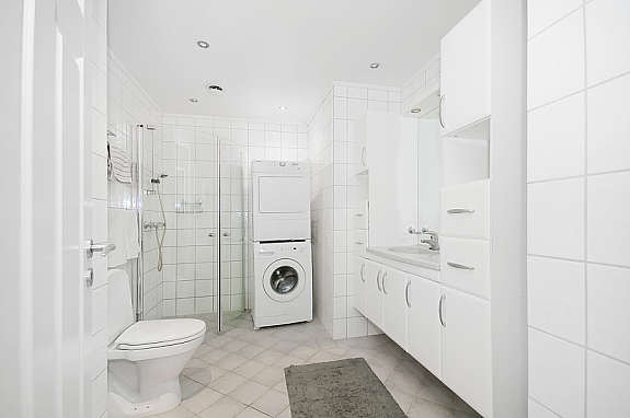 Romslig og moderne bad Galleribilde