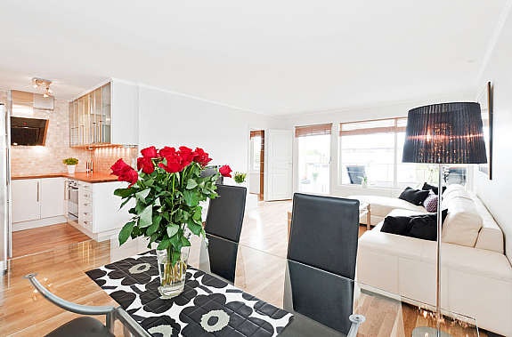 Stue med kjøkken i åpen løsning Galleribilde