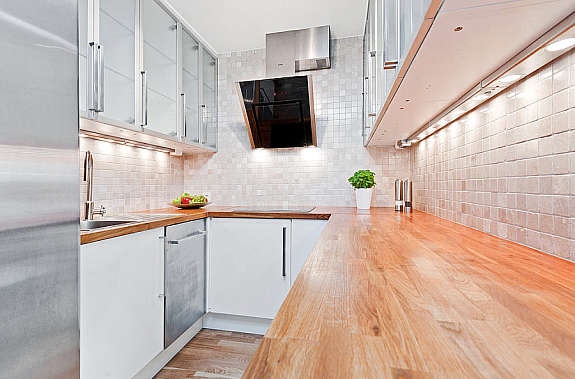 Moderne kjøkken med mye skap- og benkeplass Galleribilde