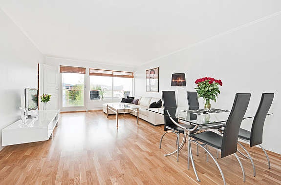 Lys og stor stue med utgang til balkong Galleribilde