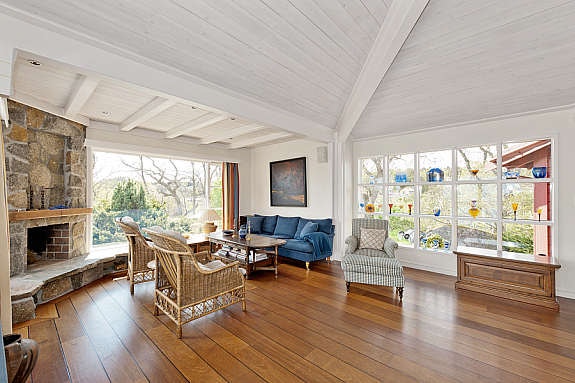 Den gode takhøyden i stue og kjøkken gir et veldig lyst og luftig preg Galleribilde