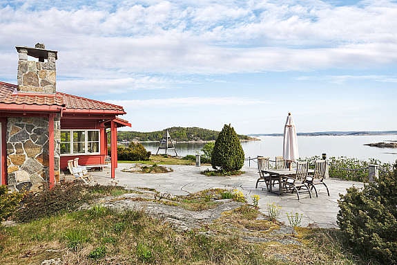 De store skiferkledde terrassene rundt på eiendommen er flott plasset i terrenget Galleribilde