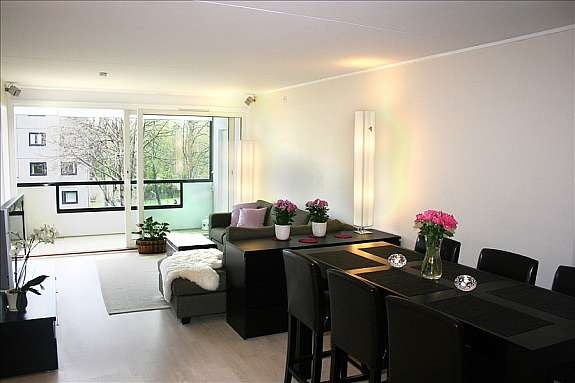 Stue med utgang til innglasset balkong Galleribilde