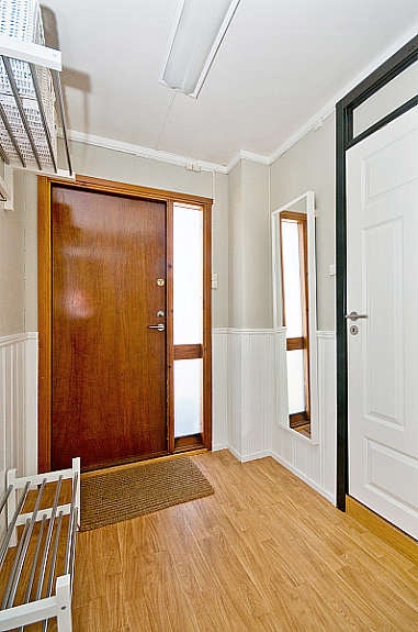 Lys og trivelig entré. Døren til høyre i bildet går inn til badet. Galleribilde