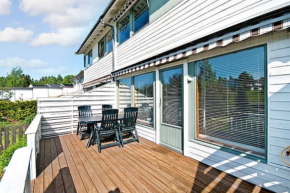 Fra stuen er det utgang til denne 16 kvm store terrassen og videre ut i hagen. Galleribilde