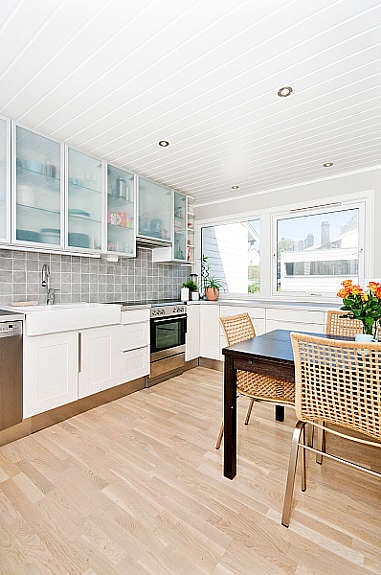 Moderne kjøkken, med hvit innredning med profilerte fronter og frostet glass i overskapene. Galleribilde