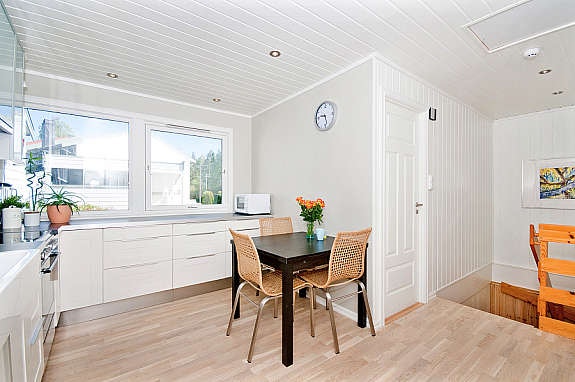 Her kan man nyte måltider rundt kjøkkenbordet. Galleribilde