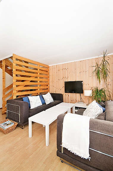 Fra stuen er det utgang til terrassen og hagen. Galleribilde