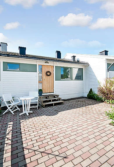 Velkommen til Sagstuveien 1E! Her er det lagt belgningsstein på forsiden av boligen. Galleribilde