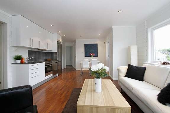 Romslig stue med åpen kjøkkenløsning Galleribilde