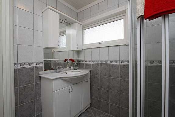 Helfliset bad med varmekabler i gulv Galleribilde