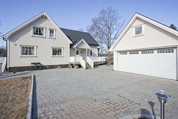 Dobbel garasje med innredet 2 etg./hobbyrom Galleribilde