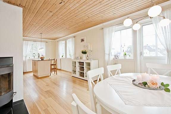 Utgang til terrasse og flott vedovn. Galleribilde