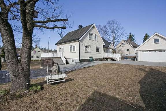 Uteplass med utegrill og gode solforhold Galleribilde