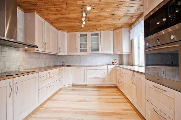 Flott kjøkken med alt av hvitevarer inkludert Galleribilde