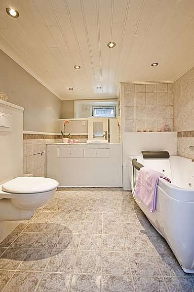 Flott bad i underetasje med boblebad. Galleribilde