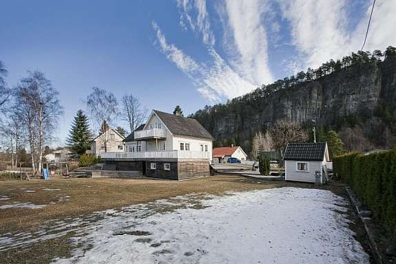 Stor hage som deles med 1 nabo Galleribilde