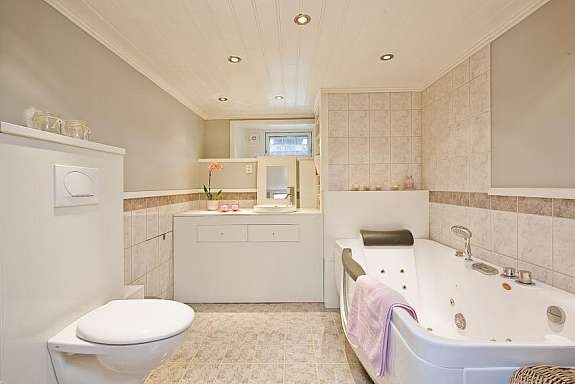 Flott bad i underetasje med boblebad. Galleribilde